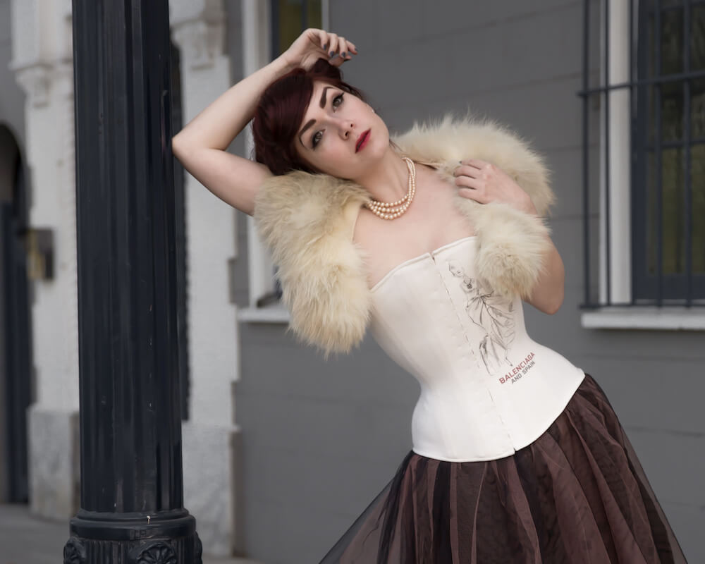 The chic way to wear shirts: Underbust corsets / TrueCorset Blog
