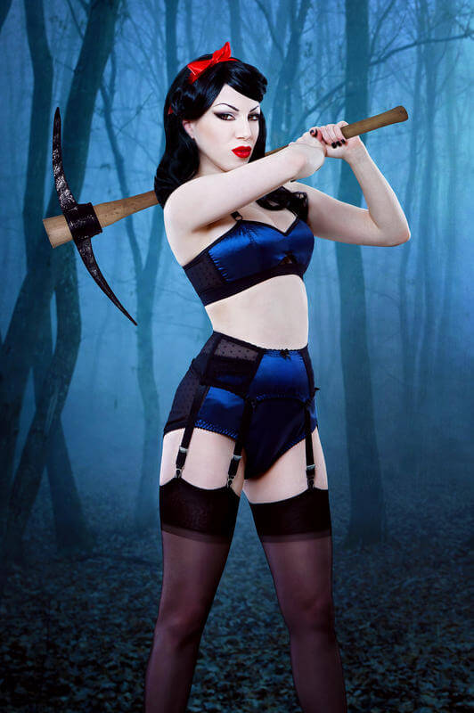 The Togfather, The Lingerie Addict, and a custom corset – Kiss Me Deadly