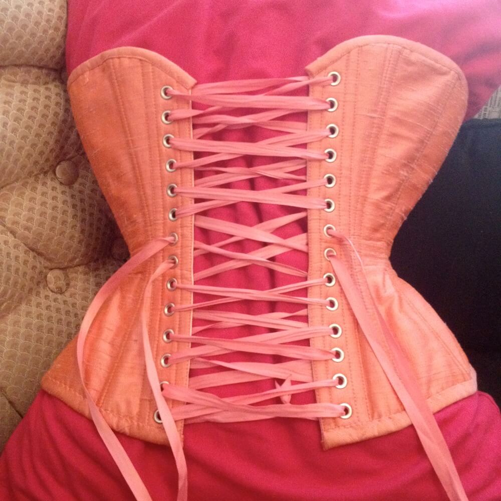 corset-quick-tips-how-to-adjust-uneven-laces